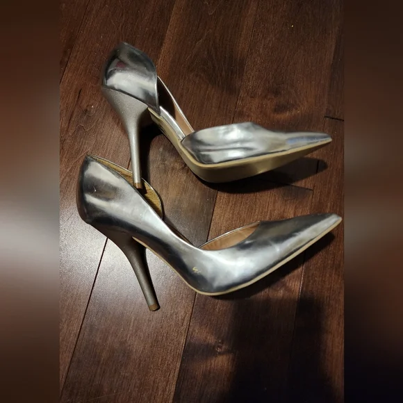 Silver Heels - Picture 2 of 6